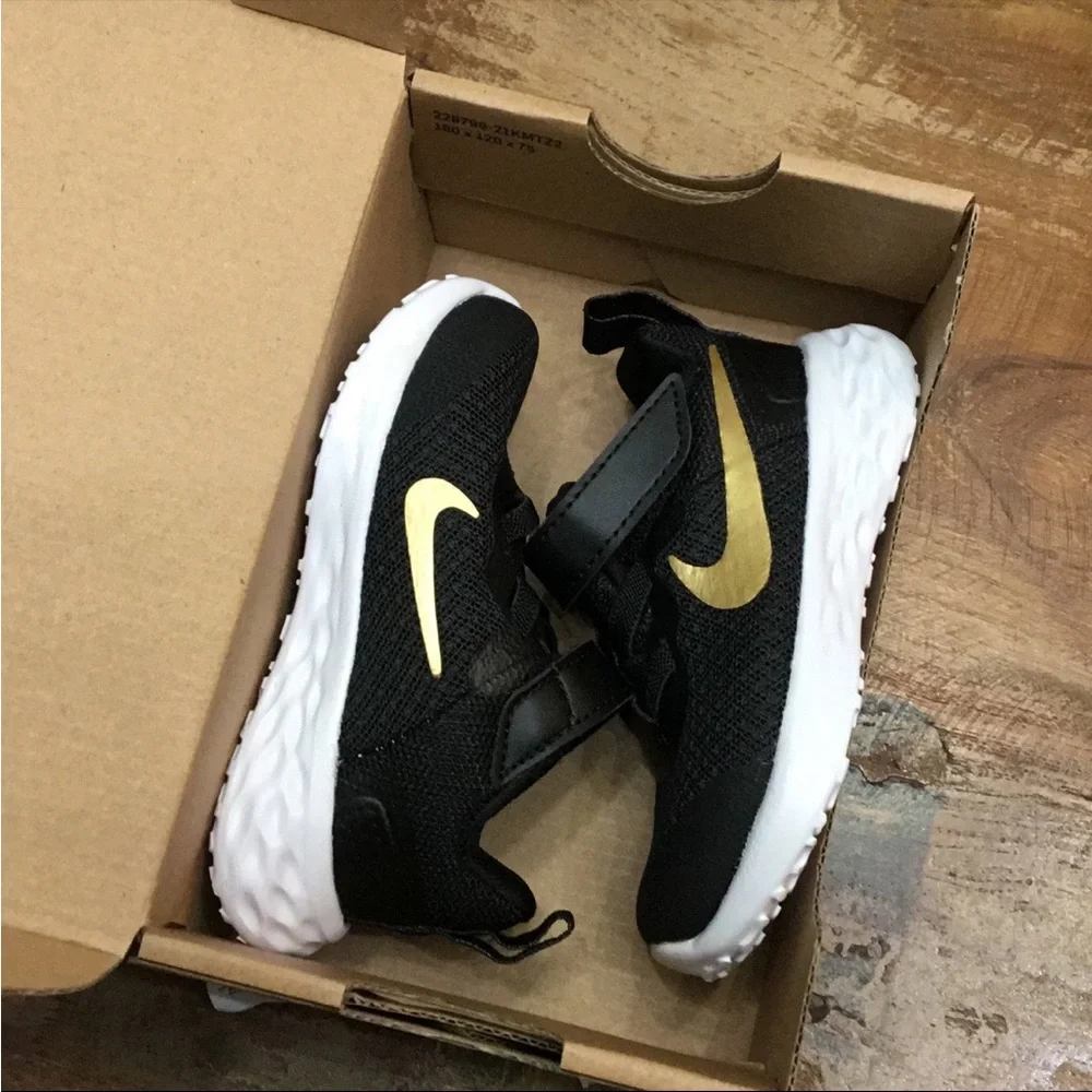 NIB Nike Revolution 6